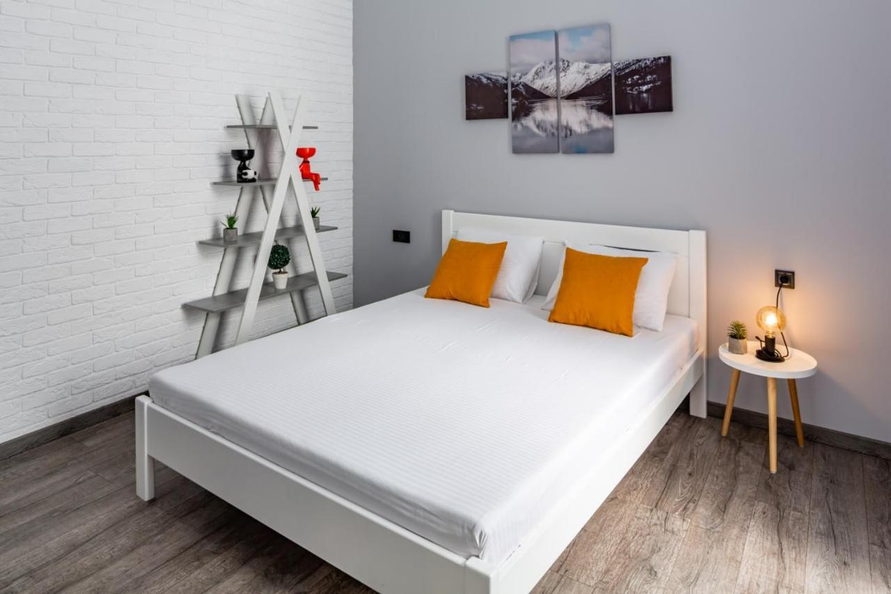 Stylish Apartment In The Center Львов Экстерьер фото